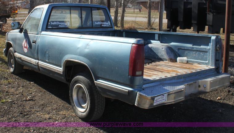 image for item B8778 1988 Chevrolet C1500 pickup truck
