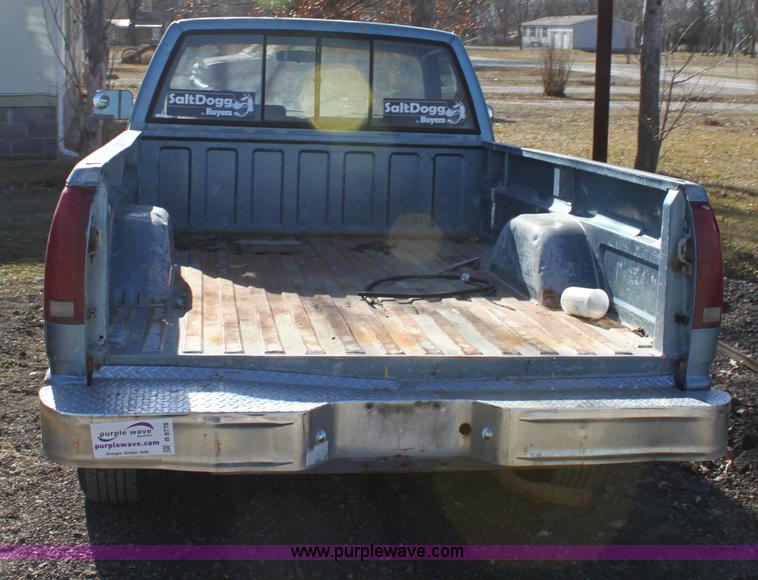 image for item B8778 1988 Chevrolet C1500 pickup truck
