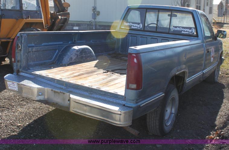 image for item B8778 1988 Chevrolet C1500 pickup truck