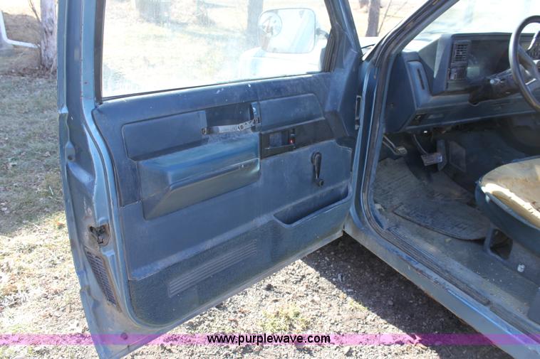 image for item B8778 1988 Chevrolet C1500 pickup truck
