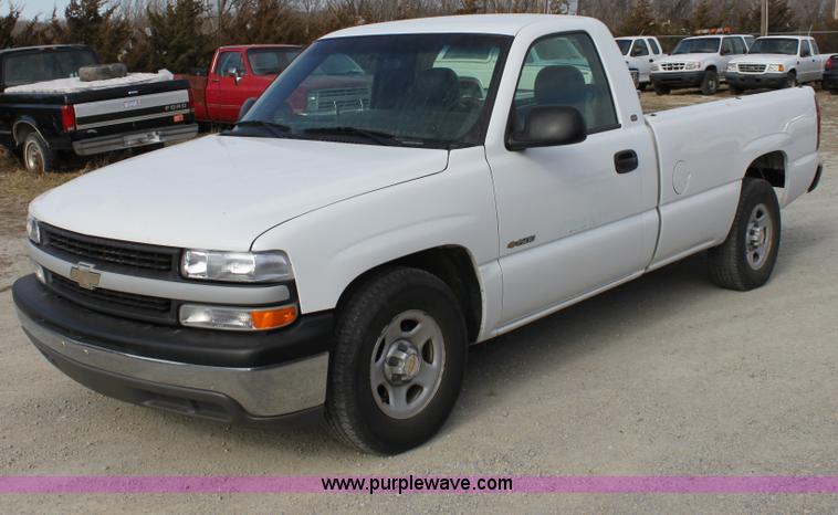 image for item B8843 2001 Chevrolet Silverado 1500 pickup truck