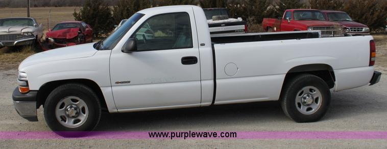 image for item B8843 2001 Chevrolet Silverado 1500 pickup truck