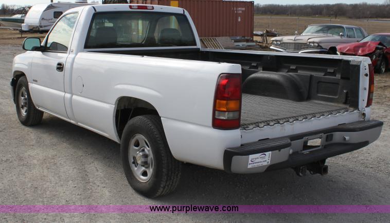 image for item B8843 2001 Chevrolet Silverado 1500 pickup truck