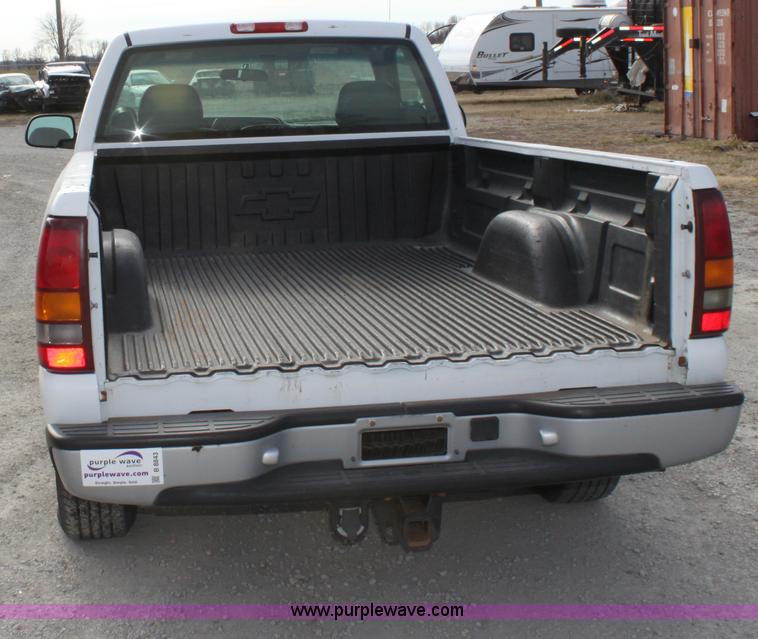 image for item B8843 2001 Chevrolet Silverado 1500 pickup truck
