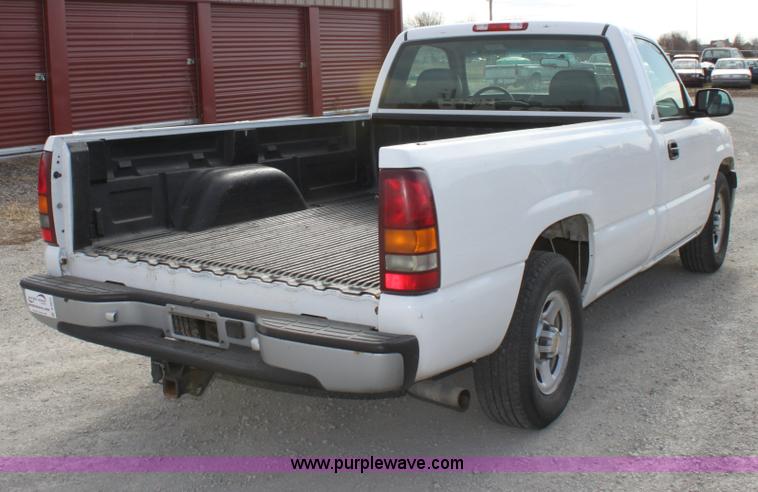 image for item B8843 2001 Chevrolet Silverado 1500 pickup truck