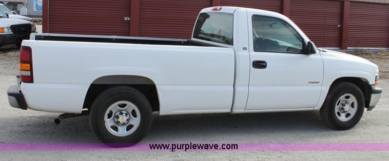image for item B8843 2001 Chevrolet Silverado 1500 pickup truck