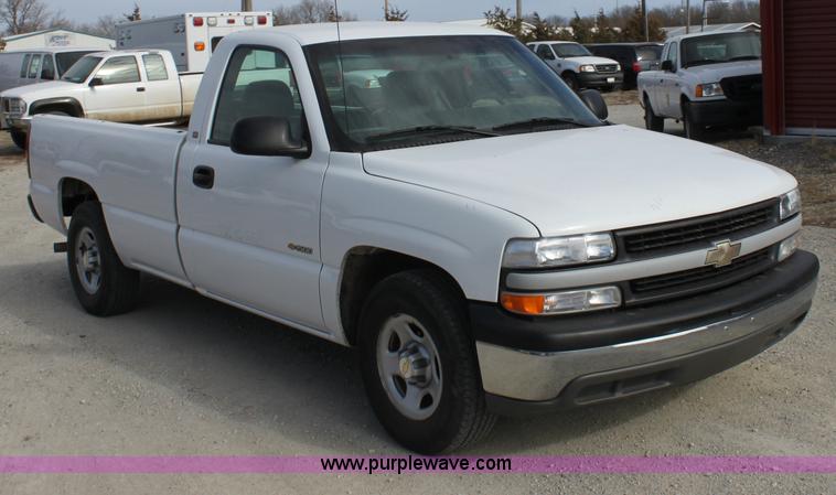 image for item B8843 2001 Chevrolet Silverado 1500 pickup truck