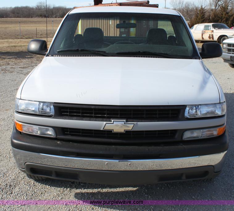 image for item B8843 2001 Chevrolet Silverado 1500 pickup truck
