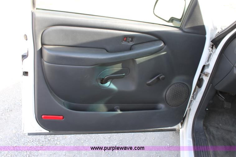 image for item B8843 2001 Chevrolet Silverado 1500 pickup truck