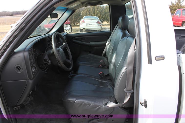 image for item B8843 2001 Chevrolet Silverado 1500 pickup truck