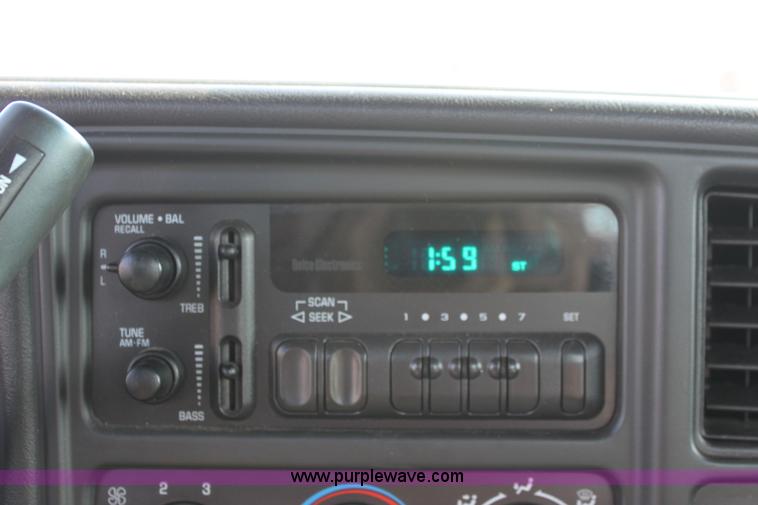 image for item B8843 2001 Chevrolet Silverado 1500 pickup truck