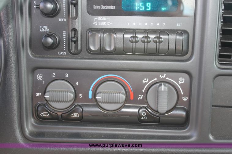 image for item B8843 2001 Chevrolet Silverado 1500 pickup truck