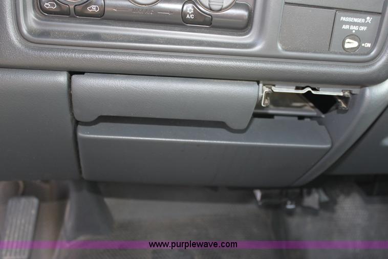 image for item B8843 2001 Chevrolet Silverado 1500 pickup truck