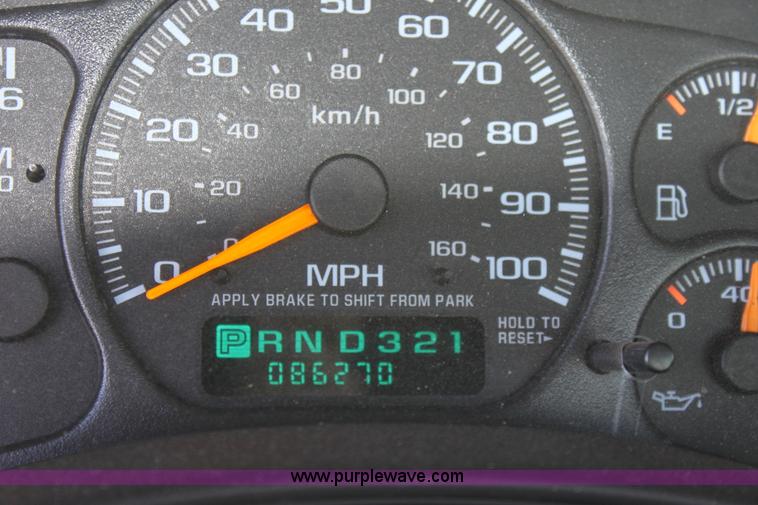 image for item B8843 2001 Chevrolet Silverado 1500 pickup truck