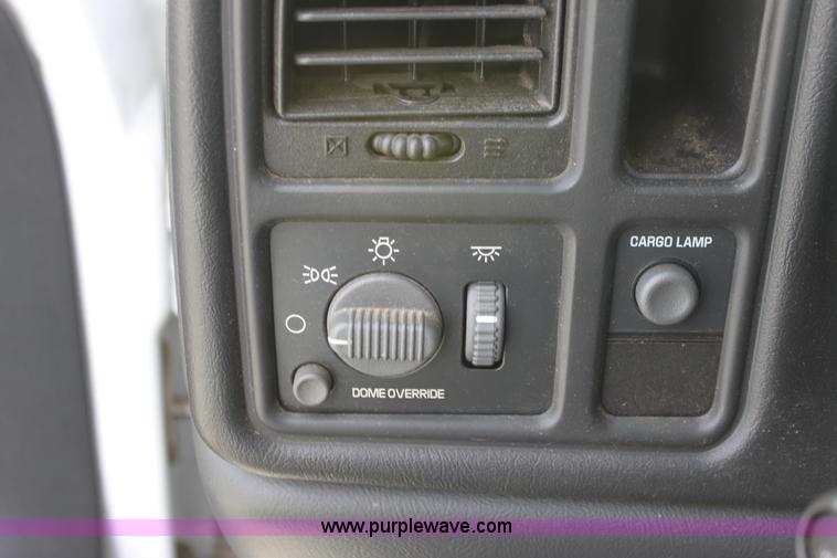 image for item B8843 2001 Chevrolet Silverado 1500 pickup truck