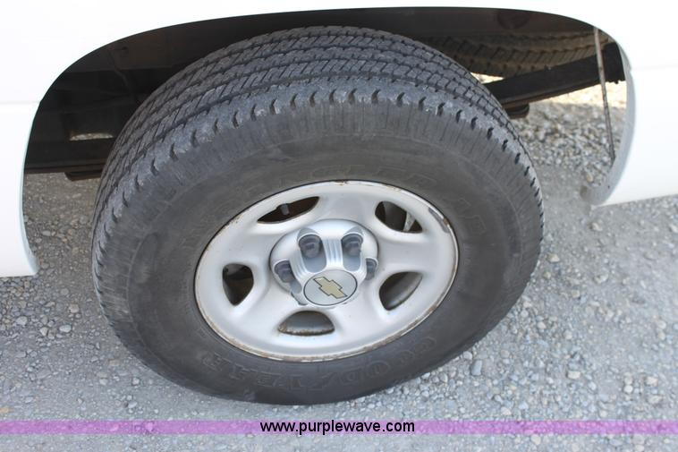 image for item B8843 2001 Chevrolet Silverado 1500 pickup truck