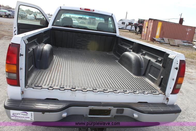 image for item B8843 2001 Chevrolet Silverado 1500 pickup truck