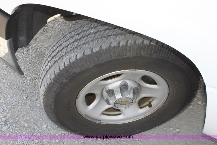 image for item B8843 2001 Chevrolet Silverado 1500 pickup truck