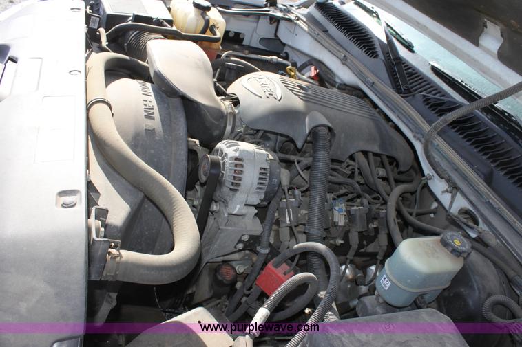 image for item B8843 2001 Chevrolet Silverado 1500 pickup truck