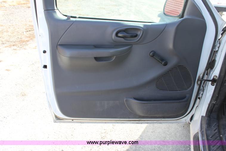 image for item B8845 2003 Ford F150 XL Supercab pickup truck