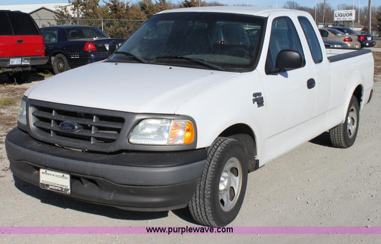 image for item B8852 2002 Ford F150 XL Supercab pickup truck
