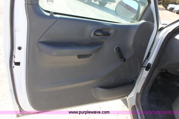 image for item B8852 2002 Ford F150 XL Supercab pickup truck