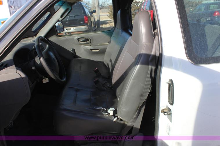 image for item B8852 2002 Ford F150 XL Supercab pickup truck