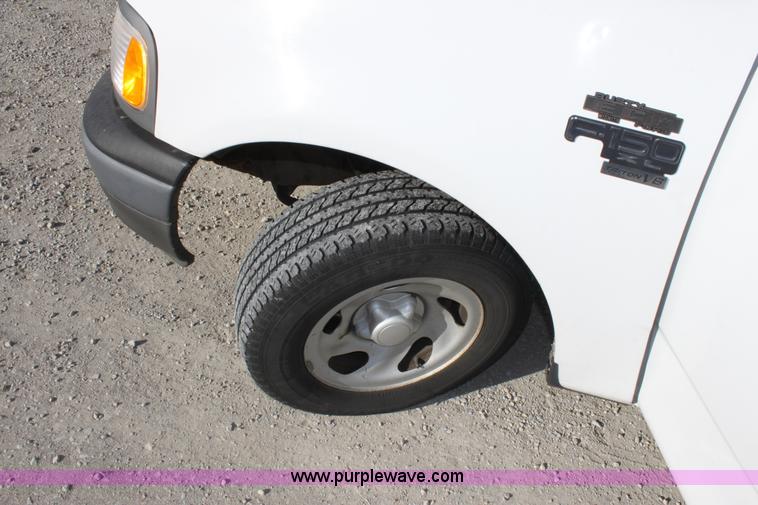 image for item B8852 2002 Ford F150 XL Supercab pickup truck