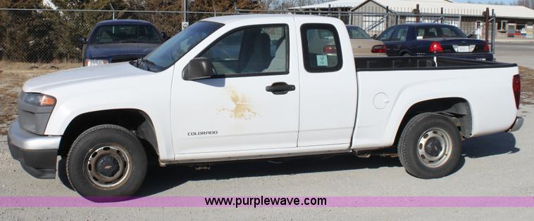 image for item B8853 2005 Chevrolet Colorado extended cab pickup truck