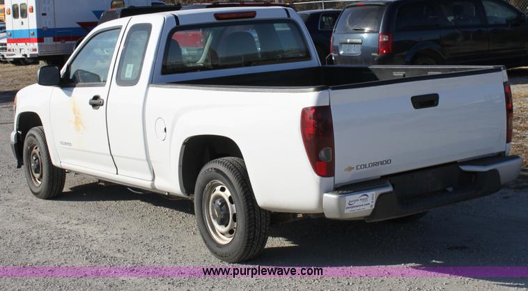 image for item B8853 2005 Chevrolet Colorado extended cab pickup truck
