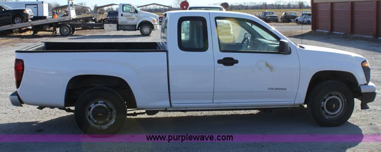 image for item B8853 2005 Chevrolet Colorado extended cab pickup truck