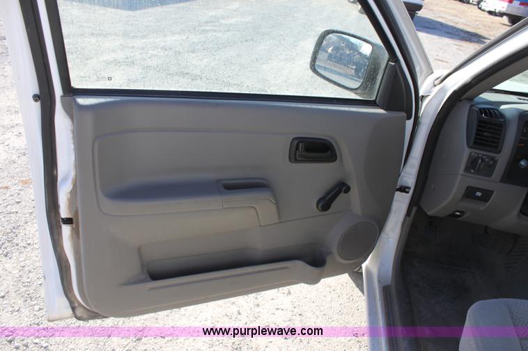 image for item B8853 2005 Chevrolet Colorado extended cab pickup truck