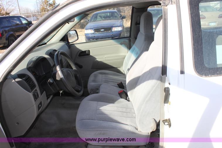image for item B8853 2005 Chevrolet Colorado extended cab pickup truck