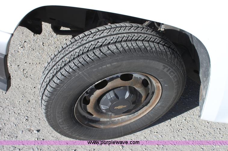 image for item B8853 2005 Chevrolet Colorado extended cab pickup truck