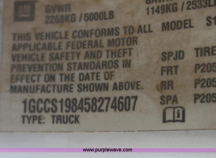 image for item B8853 2005 Chevrolet Colorado extended cab pickup truck