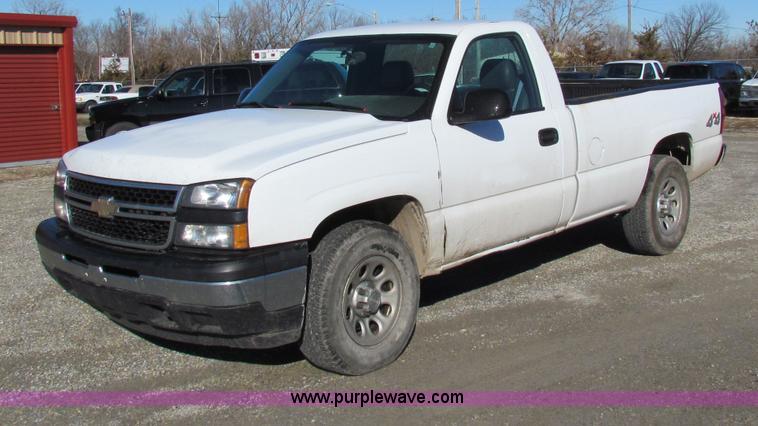 image for item B8854 2006 Chevrolet Silverado 1500 pickup truck