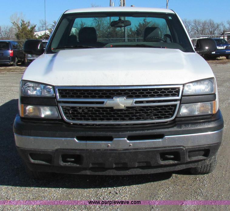 image for item B8854 2006 Chevrolet Silverado 1500 pickup truck
