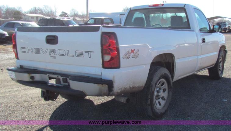 image for item B8854 2006 Chevrolet Silverado 1500 pickup truck