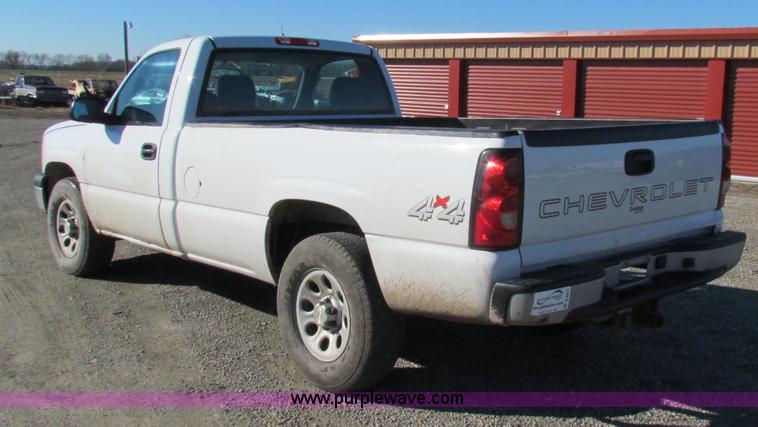 image for item B8854 2006 Chevrolet Silverado 1500 pickup truck