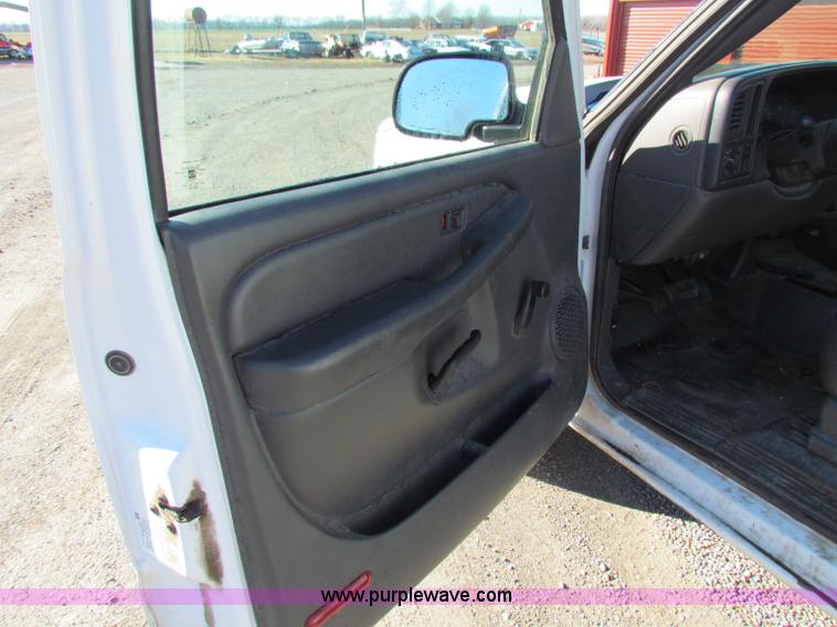 image for item B8854 2006 Chevrolet Silverado 1500 pickup truck