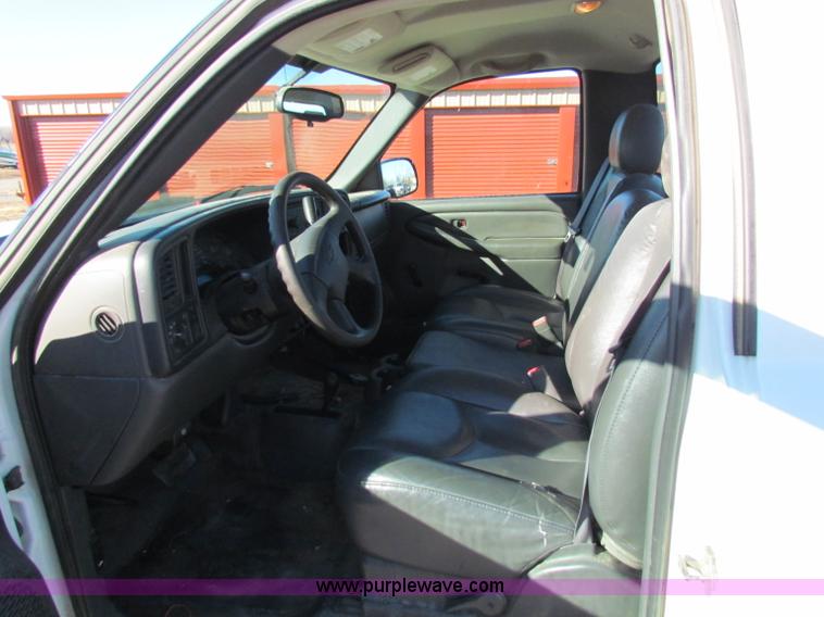 image for item B8854 2006 Chevrolet Silverado 1500 pickup truck