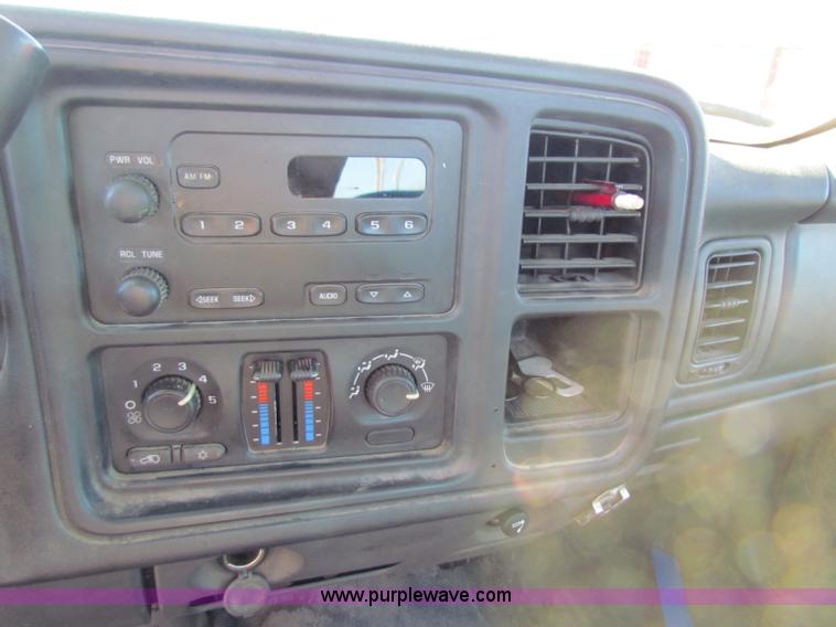 image for item B8854 2006 Chevrolet Silverado 1500 pickup truck