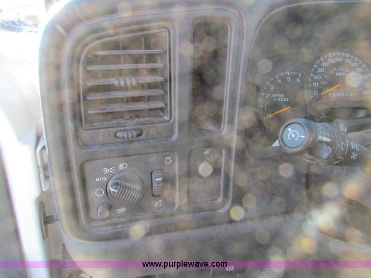 image for item B8854 2006 Chevrolet Silverado 1500 pickup truck