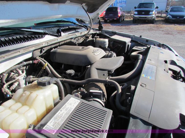 image for item B8854 2006 Chevrolet Silverado 1500 pickup truck