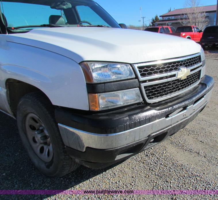 image for item B8854 2006 Chevrolet Silverado 1500 pickup truck