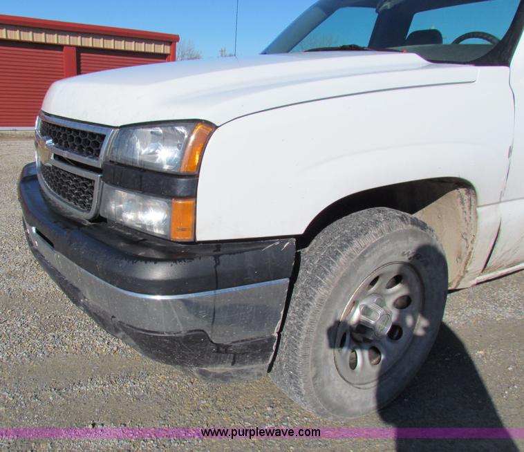 image for item B8854 2006 Chevrolet Silverado 1500 pickup truck