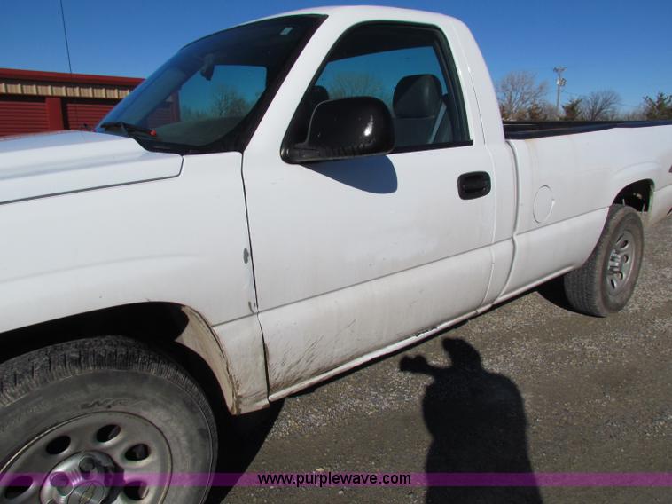 image for item B8854 2006 Chevrolet Silverado 1500 pickup truck