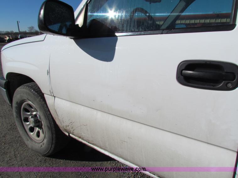 image for item B8854 2006 Chevrolet Silverado 1500 pickup truck