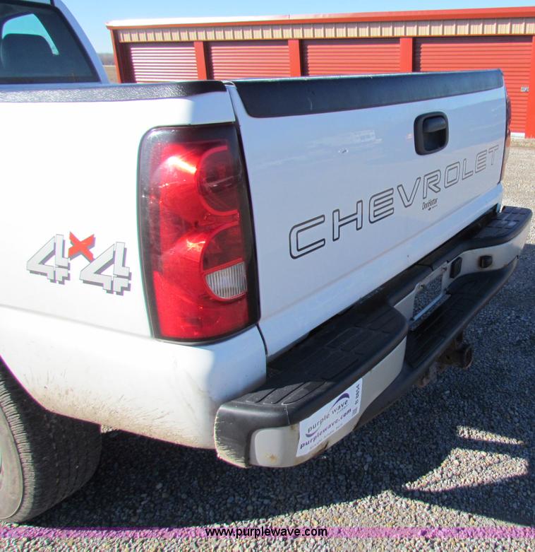 image for item B8854 2006 Chevrolet Silverado 1500 pickup truck