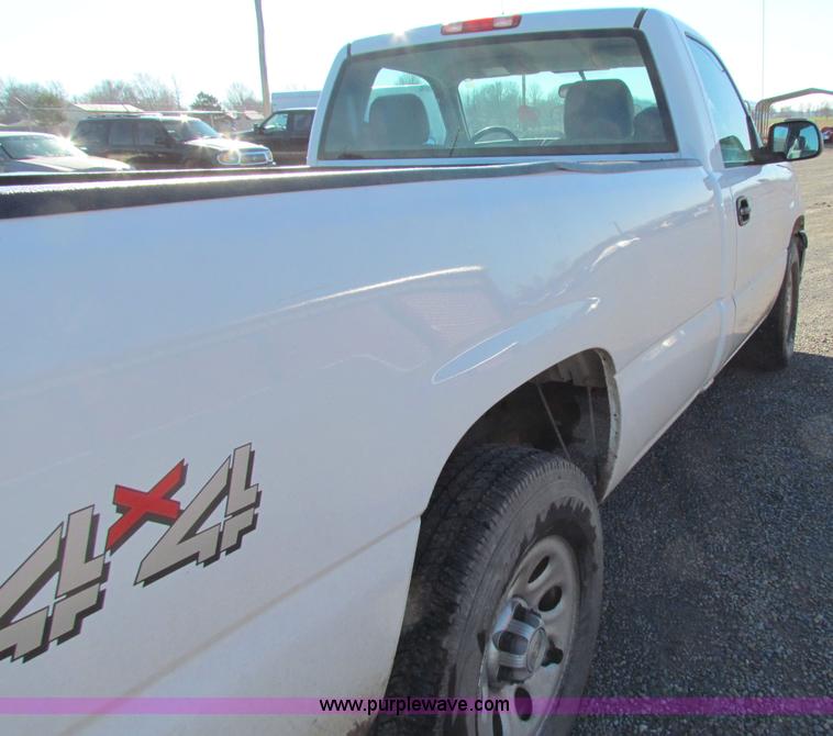 image for item B8854 2006 Chevrolet Silverado 1500 pickup truck